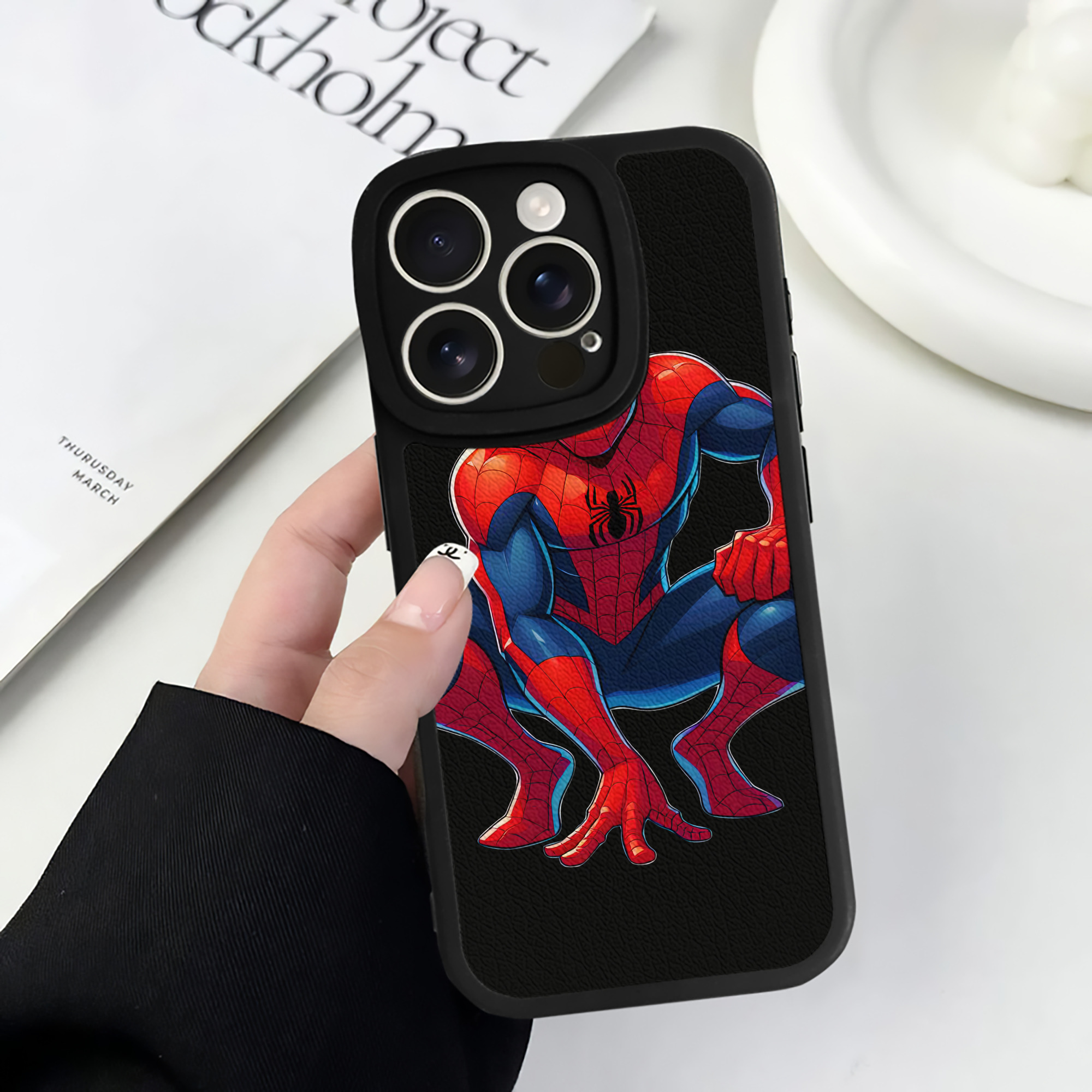 Spider Man スパイダーマン 【iPhone 16シリーズ対応】シリコンスマホケース（レザー調） 材質：シリコン